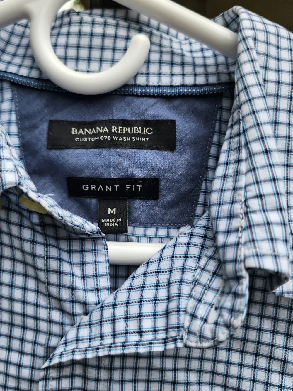 Banana Republic Grant Fit Men's Button Down Shirt - Size Medium.